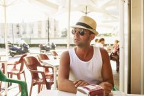 Mittlerer erwachsener mann sitzt draußen im cafe in fuengirola, spanien — Stockfoto