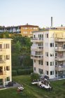 Picnic por edificios de apartamentos en Nacka, Suecia - foto de stock