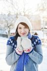 Giovane donna con coppa nella neve in Enskede, Svezia — Foto stock