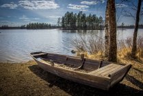 Barco a remos de madeira por lago em Angelsberg, Suécia — Fotografia de Stock