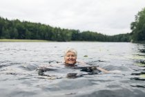 Mulher sênior nadando no Lago Kappemalgol, Suécia — Fotografia de Stock