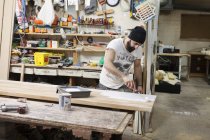 Tischler bemalt Holz mit Farbwalze — Stockfoto