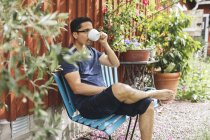 Mann trinkt Kaffee draußen in Mortfors, Schweden — Stockfoto