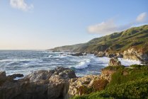 Malerischer Blick auf Wellen durch Klippen in Big sur, USA — Stockfoto