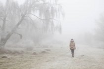 Teenager-Mädchen spaziert durch Nebel in Blekinge, Schweden — Stockfoto