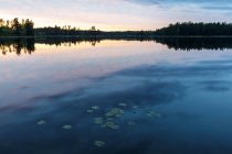 Vista panorámica de la puesta de sol en el lago Skiren, Suecia - foto de stock