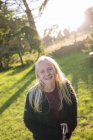 Porträt eines Mädchens im Feld in ornahusen, schweden — Stockfoto