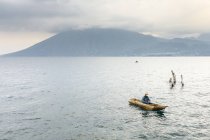 Pescatore in barca sul lago Atitilan in Guatemala — Foto stock