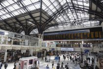 Elevated view of people at Liverpool Street Station in Liverpool, England — Stock Photo