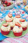Cupcakes de morango no piquenique de aniversário, foco seletivo — Fotografia de Stock