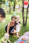 Nonna con nipoti al picnic di compleanno — Foto stock