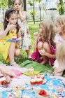 Los niños se divierten en el picnic de cumpleaños, se centran en el primer plano - foto de stock