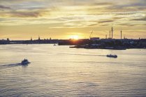Fahrgastschiffe auf dem Fluss bei Sonnenuntergang in Stockholm, Schweden — Stockfoto
