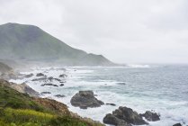 Vista panorámica de la costa rocosa en Big Sur en California, EE.UU. - foto de stock