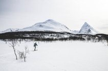 Homem esquiando no inverno em Lyngen, Noruega — Fotografia de Stock