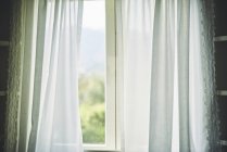Cortinas brancas sobre janela fechada, foco seletivo — Fotografia de Stock