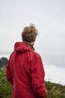 Visão traseira do homem no Big Sur na Califórnia, EUA, foco seletivo — Fotografia de Stock