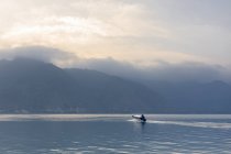 Живописный вид на рыбацкую лодку на озере Атилиан в Гватемале — стоковое фото