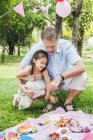 Vater und Tochter beim Geburtstagspicknick, Fokus auf Vordergrund — Stockfoto