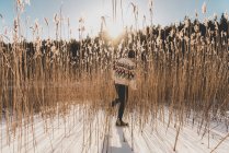 Человек на пшеничном поле зимой, избирательный фокус — стоковое фото