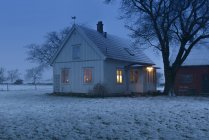 Casa de madeira na neve à noite em Oland, Suécia — Fotografia de Stock