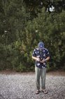 Mann mit Kamera in Schweden, Fokus auf Vordergrund — Stockfoto