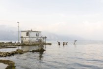 Casa junto al Lago Atitilan en Guatemala - foto de stock