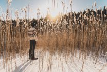 Mann im Weizenfeld im Winter, selektiver Fokus — Stockfoto