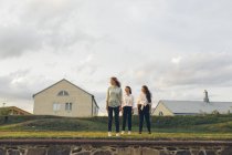 Drei junge frauen stehen an einer wand in karlskrona, schweden — Stockfoto