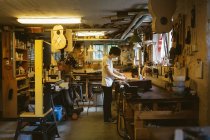 Artesanato trabalhando na oficina de fabricação de guitarras — Fotografia de Stock