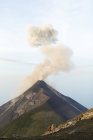 Malerischer Blick auf den Vulkan de fuego, der in acatenango, Guatemala, ausbricht — Stockfoto