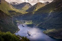 Aussichtsreiche Aussicht auf Kreuzfahrtschiffe in Geiranger, Norwegen — Stockfoto