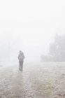 Ragazza adolescente che cammina attraverso la nebbia a Blekinge, Svezia — Foto stock