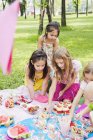 Bambini al picnic di compleanno, concentrarsi sul primo piano — Foto stock