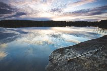 Vue panoramique sur le lac au coucher du soleil dans le parc national de Repovesi, Finlande — Photo de stock