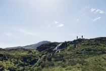 Pessoas caminhando na colina na Ilha de Skye, Escócia — Fotografia de Stock