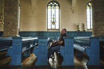 Вид з боку старших пара в церкві в Фалун, Швеція — стокове фото