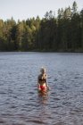 Ragazza nuotare nel lago a Kilsbergen, Svezia — Foto stock