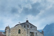 Chiesa a San Juan in Guatemala sotto cielo coperto — Foto stock