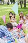 Crianças em piquenique de aniversário, foco seletivo — Fotografia de Stock