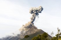Vista panoramica del Volcan de Fuego che erutta ad Acatenango, Guatemala — Foto stock