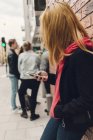 Menina adolescente olhando para o telefone celular na rua da cidade na Suécia — Fotografia de Stock