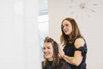 Перукарня для різання волосся клієнтам в салоні, вибірковий фокус — стокове фото