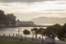 Vista panorâmica das pessoas na praia em San Francisco, Califórnia — Fotografia de Stock