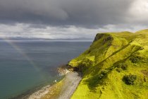 Vista panorâmica das colinas por praia na Ilha de Skye, Escócia — Fotografia de Stock