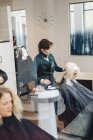 Перукарська розмальовка клієнтське волосся, вибірковий фокус — стокове фото