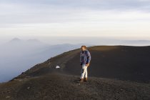 Mann wandert Berg in Guatemala, Fokus auf den Vordergrund — Stockfoto