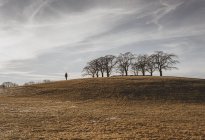 Person steht auf einem Hügel in Enskede, Schweden — Stockfoto