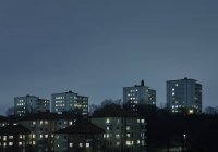 Edifícios de apartamentos à noite em Estocolmo, Suécia — Fotografia de Stock