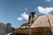 Roofer trabalhando em construção em Estocolmo, Suécia — Fotografia de Stock